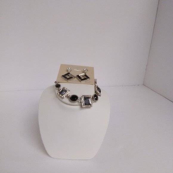 2- Piece Bracelet and Earring set Color Silver and Black - Picture 4 of 7